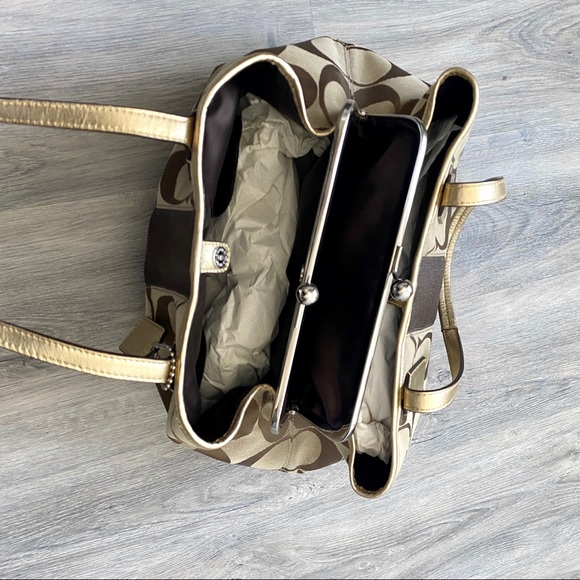 *SOLD* Coach Purse Signature Collection - Picture 8 of 8